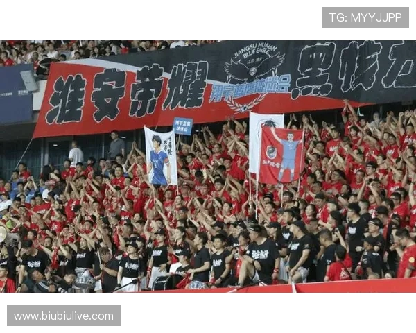 扔掉小马扎!跨省球迷夜奔 300 公里 “潜入” 苏超现场(2) 扔掉小马扎!跨省球迷夜奔 300 公里 “潜入” 苏超现场(2)